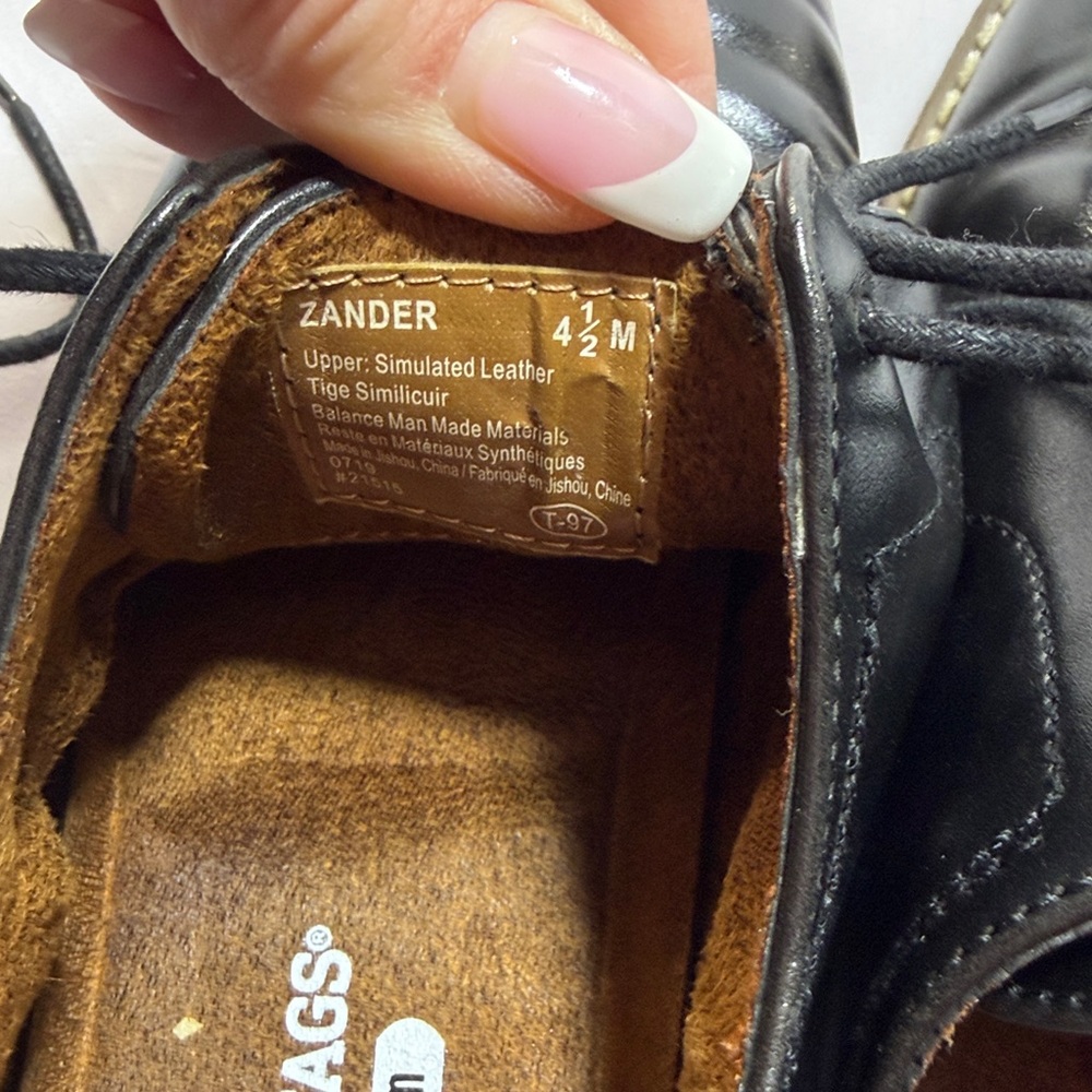 Boys black dress shoes size 4.5 - Picture 6 of 6